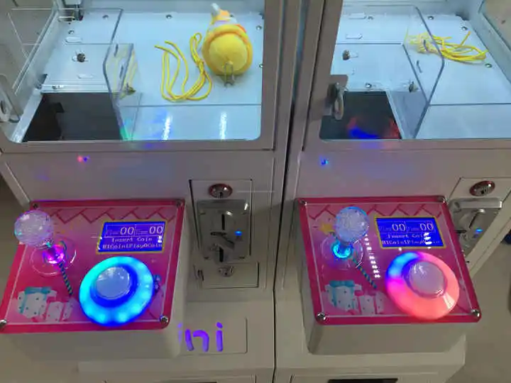 آلة مخلب صغيرة جداً تعمل بالعم - مراجعة Arcade Toy Claw Vending Machine وسعره